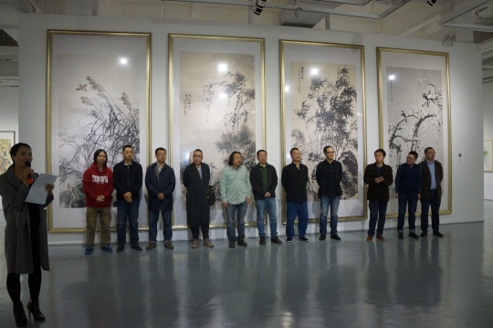 天津三远当代艺术中心“齐物见心--当代中国写意花鸟画七人展第二回”开幕现场策展人、艺术家等嘉宾合影