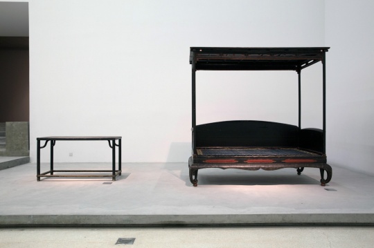 (左）黑大漆霸王枨画桌 16~17世纪 榆木 147x70x81cm  （右）黑漆架子床  17~18世纪（清中早期） 榆木 237x133.5x234.5cm

