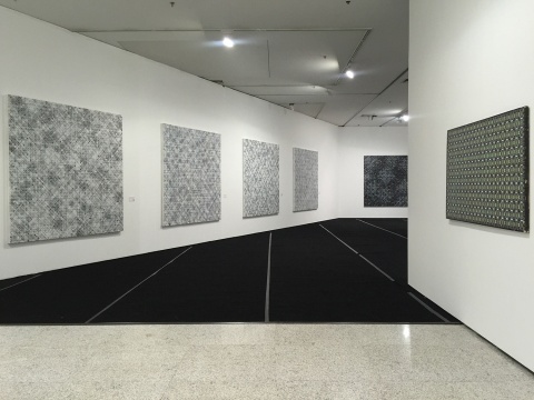 左侧为丁乙为此次展览最新创作的的作品，右侧为丁乙1990年完成的作品，遥相呼应