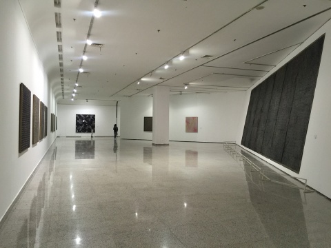 2号展厅主要以黑白系列的作品为主
