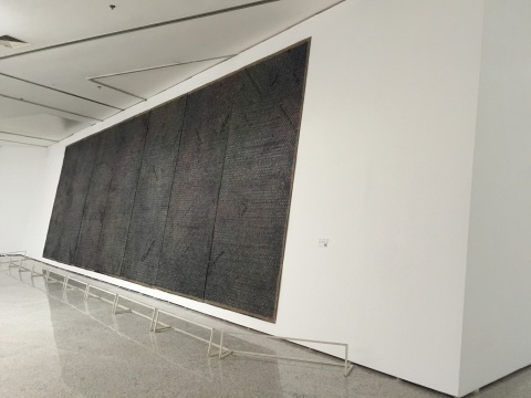 《十示 2013-B1》 400 x 181 cm x 7   粉笔、木炭、瓦楞  2013  余德耀美术馆收藏
