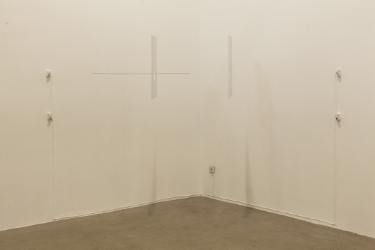 《趋近》高入云 综合材料 2016

艺术家用最常见的棉线在画廊的角落空间中搭建了一个感应装置，棉线不断的在平面空间上循环，同时穿过空间中坚的两块薄板。
