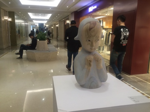 孙尚的木雕作品在展览现场极具人气
