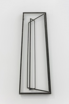 蔡磊 《30度角》280x110cm 铁、玻璃 2015
