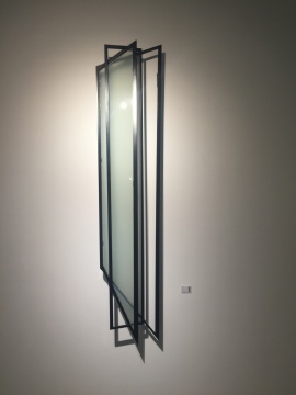 蔡磊 《30度角》283x56cm 铁、玻璃 2015
