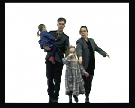 汉斯·欧普·德·贝克《决心》，一幅真人大小的投影，画面是典型的中产家庭，看似在奔跑，实际上只是在原地踏步。
