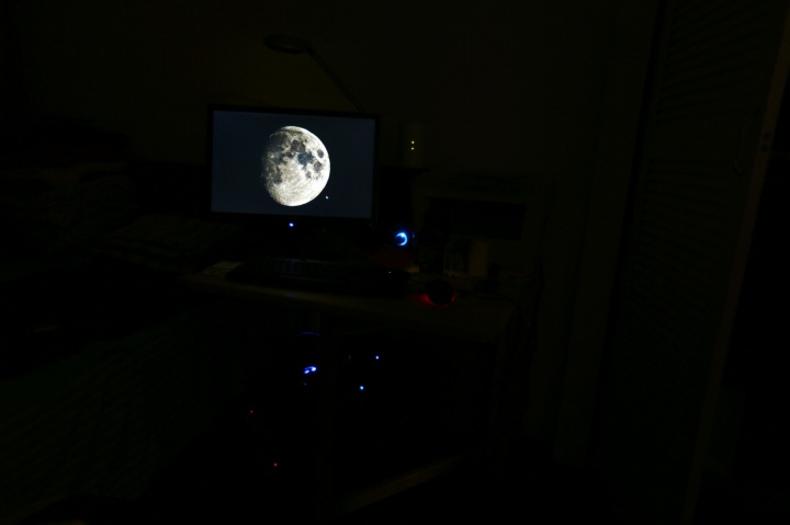 《房间里的月亮》 110乘以140cm 灯箱摄影 2010
