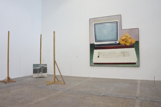 （左）仇晓飞《山前木后山》不规则尺寸  木板油画 2012、（右）仇晓飞《缺角方块》310×300cm 布面油画  2013-2014
