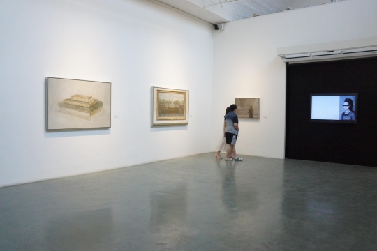 “史·观—何杰个展”展览现场，高亮灰成为了何杰新作系列的主基调。