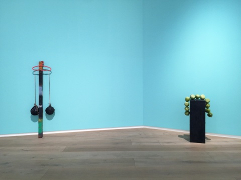 谭天  《Jannis Kounellis》  183×60×20cm   方钢、发泡胶、气球、衣架、麻绳   2014（左）

谭天  《Hans Haacke》  尺寸可变   展台、梨   2016（右）
