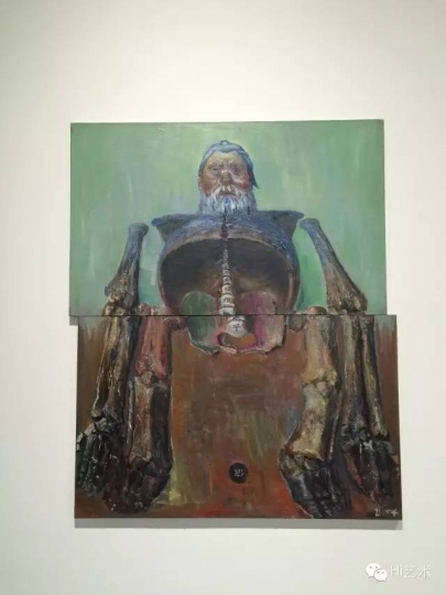 展览现场作品《骨架 》184×150cm 布面油画 2005 这件作品是由两幅油画组合而成，但故意将两幅作品错开放置