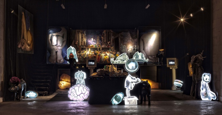 《泰坦之宴》绘画 雕塑 灯光装置 2013 四川美术学院毕业展出  重庆美术馆收藏

