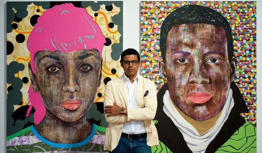 刚果收藏家Sindika Dokolo在艺术家Mustafa Maluka的油画作品前
