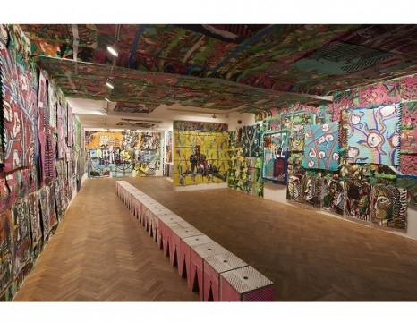 艺术家Vidal在Tiwani当代艺术中心所创作的作品，填满了整个空间
