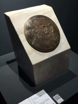 Lot 6724 刘开渠 《马克思·恩格斯浮雕像》 直径23cm 铸铜 1956
估价：180万-300万元
