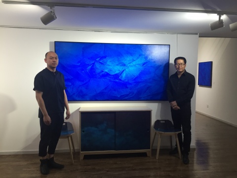 刘景弘（左）、宋继瑞（右）在作品《证悟·蓝NO.12》前
