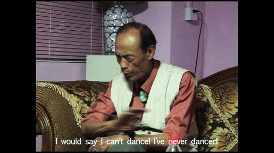 《我不会跳舞》视频截图