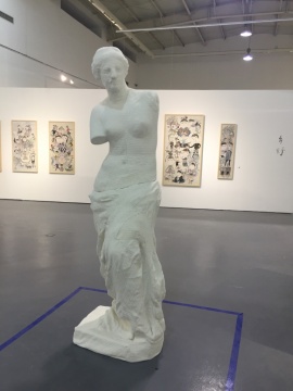 万铁娟在石膏像外用毛线钩织而成的作品
万铁娟在石膏像外用毛线钩织而成的作品