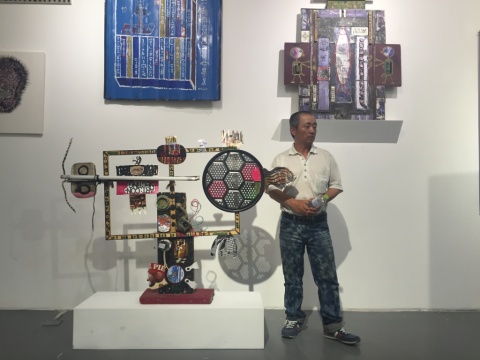 李忠东是一名建筑工人,其作品都是用捡来的垃圾创作而成,用他的话说“我觉得垃圾直接丢掉太浪费了”
李忠东是一名建筑工人,其作品都是用捡来的垃圾创作而成,用他的话说“我觉得垃圾直接丢掉太浪费了”