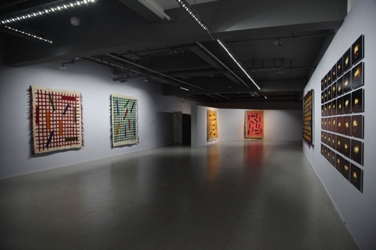 “感觉感觉”展览现场的安尼沃尔的羊毛毡地毯作品
