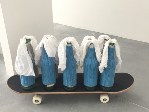 谭天 《Marvin Gaye Chetwynd+Haegue Yang+Naama Tsabar》 尺寸可变  滑板、酒瓶、毛线套、布 2015
