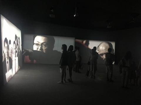 王功新《上拍的血衣》展览现场，《血衣》是50年代王式阔的代表作
