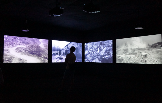 杨福东《青·麒麟-山东纪事》 五屏录像装置，有声，彩色 2013 由艺术家和香格纳画廊提供
