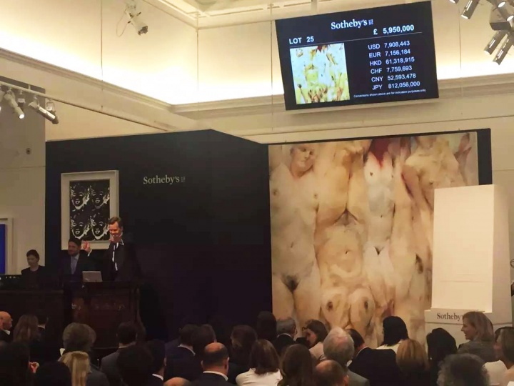 
当地时间6月28日，伦敦苏富比“当代艺术晚拍”中，龙美术馆以595万（加佣金681.3万）英镑竞得英国70后女艺术家珍妮·莎维尔的油画《转变》，该作品同时刷新艺术家的个人拍卖纪录（摄影：郑姝）


