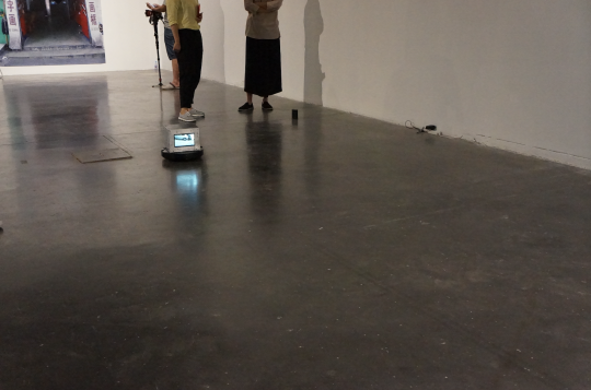 杨光南《动作3号》26×33cm 吸尘器、显示器、录像（25'29''、黑白、循环、有声）铝 2014