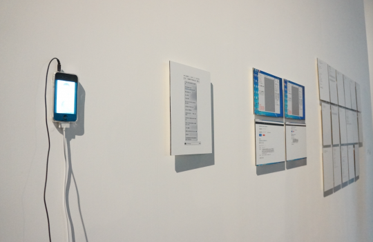 杨健《一首以垃圾信息方式发表的诗》 尺寸可变 录像装置、单频道、彩色、双声道、A4打印纸、苹果手机 2014