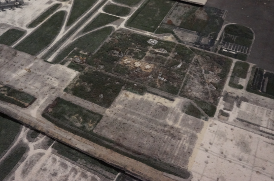 赵要《奇迹》860×420cm 羊毛、尼龙 2015 将用谷歌卫星拍摄的机场照片做成地毯。