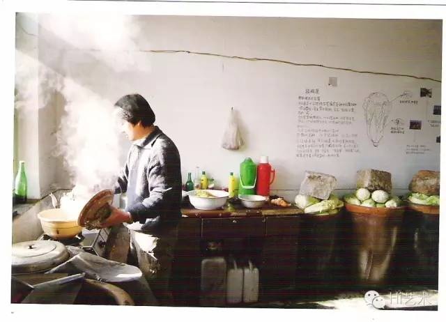 1998年，”生存痕迹“展览之宋冬在仓库食堂“渍酸菜”。在有限的经费及场地下，策展人冯博一提出“就地创作，就地展示”的概念，强调艺术家作品与周围环境的关系。

