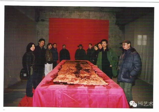 1998年，“生存痕迹——中国当代艺术内部观摩展”的参展艺术家及策展人一起合影。
