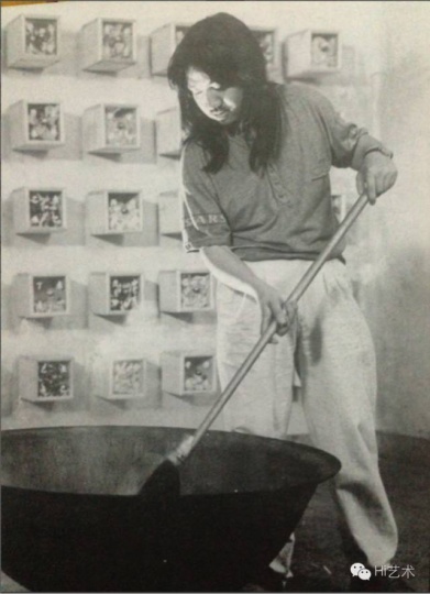 1995年宋冬在王功新和林天苗的家，用马英力拍摄电影《面的时节》的机会，做了个展《中药》。
