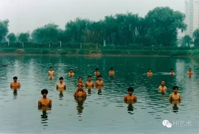 1997年，“野生”项目中，张洹的行为作品《为鱼塘增高水位》
