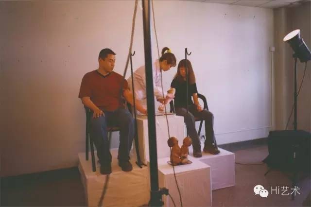 2000年4月22日，“对伤害的迷恋”展上孙原、彭禹的行为作品《连体婴儿》
