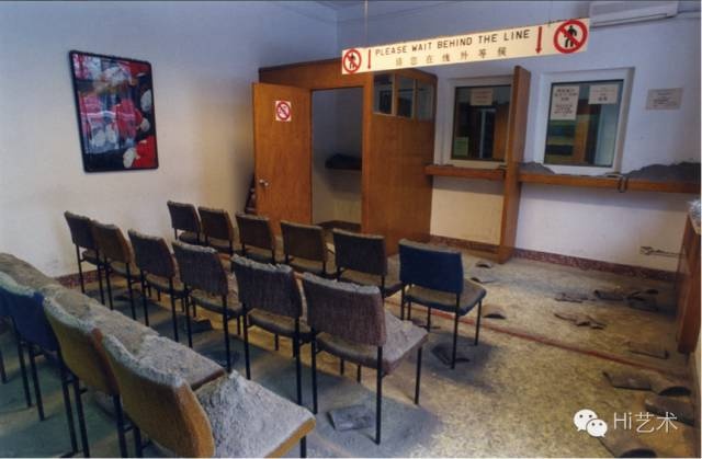 1998   尹秀珍《签证处》装置    施耐德策划的“传统 反思”展 地点：东德大使馆（北京）

