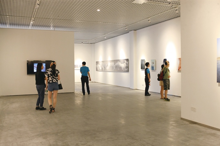 首届长江国际影像双年展展览现场，经过现场嘉宾投票，宗宁获得长江影像双年展大奖，奖金15万元
