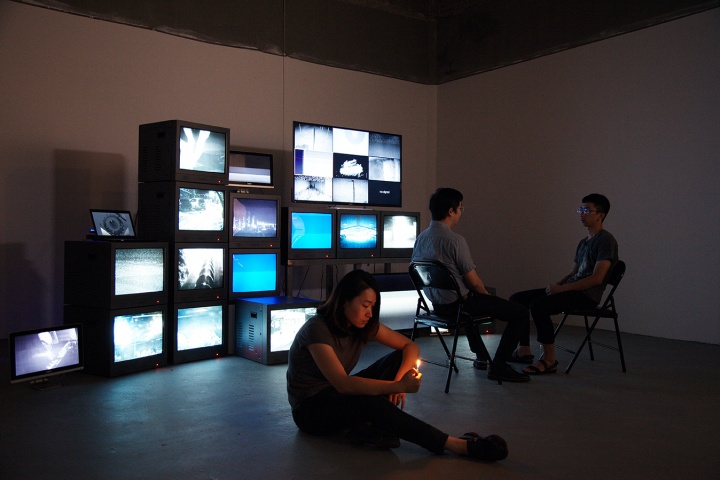 第四届“华宇青年奖”评委会特别奖艺术家杨健的作品《世界监控器——末日已经开始，只是没有坏事发生》
