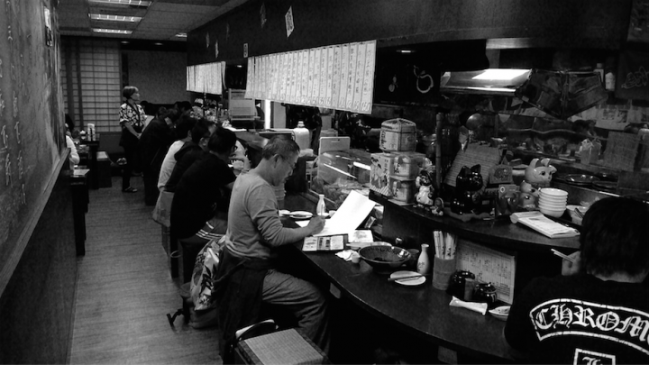 在几个老太太开的日本料理店里边吃边画，我想起了电影《非诚勿扰》里的“四姐妹”居酒屋
