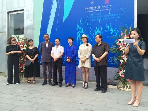 开幕式现场，德美艺嘉CEO董艺（左5）、策展人吴秋龑（左3）、艺术家代表张子卉（左2）