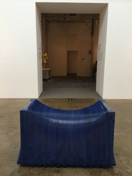 展厅入口的王礼貌军作品《无相》70×131×78cm 桌子、胶带 2016
