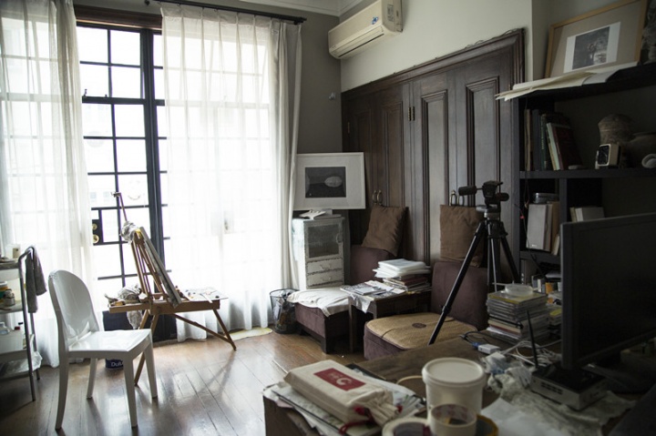 余友涵的工作室在上海的一处老房子里，屋子里的家具也都显得很有年头
