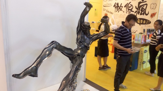 展览现场的雕塑作品与观众
