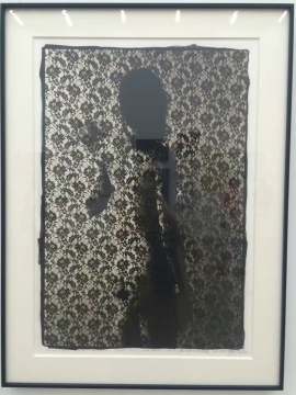 陈晓云 铂钯印相作品 之一，一具隐匿在花纹背后的女裸体。
