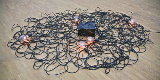 《休眠症》尺寸可变 电机、金属、灯 2016

