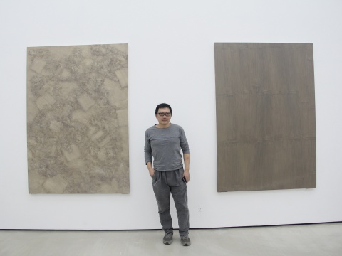 艺术家陈辉同他的作品
