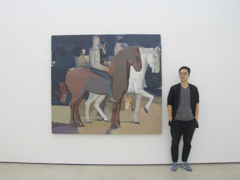 艺术家朱兴国在他的作品前面
