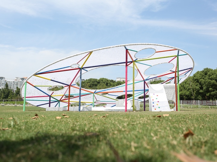 研究员 刘毅 《种子星球》 1500×1500×400cm  实木面板、钢结构、泡沫塑料、网孔布料 2016  位于世纪公园公共项目   ©上海种子

