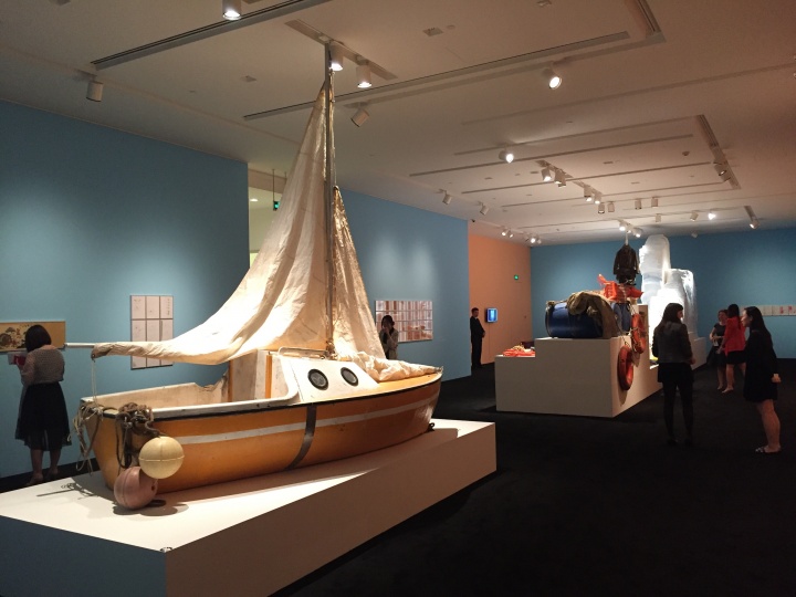 程然《奇迹追踪》荷兰艺术家乘坐小舟失踪故事中的小舟道具
